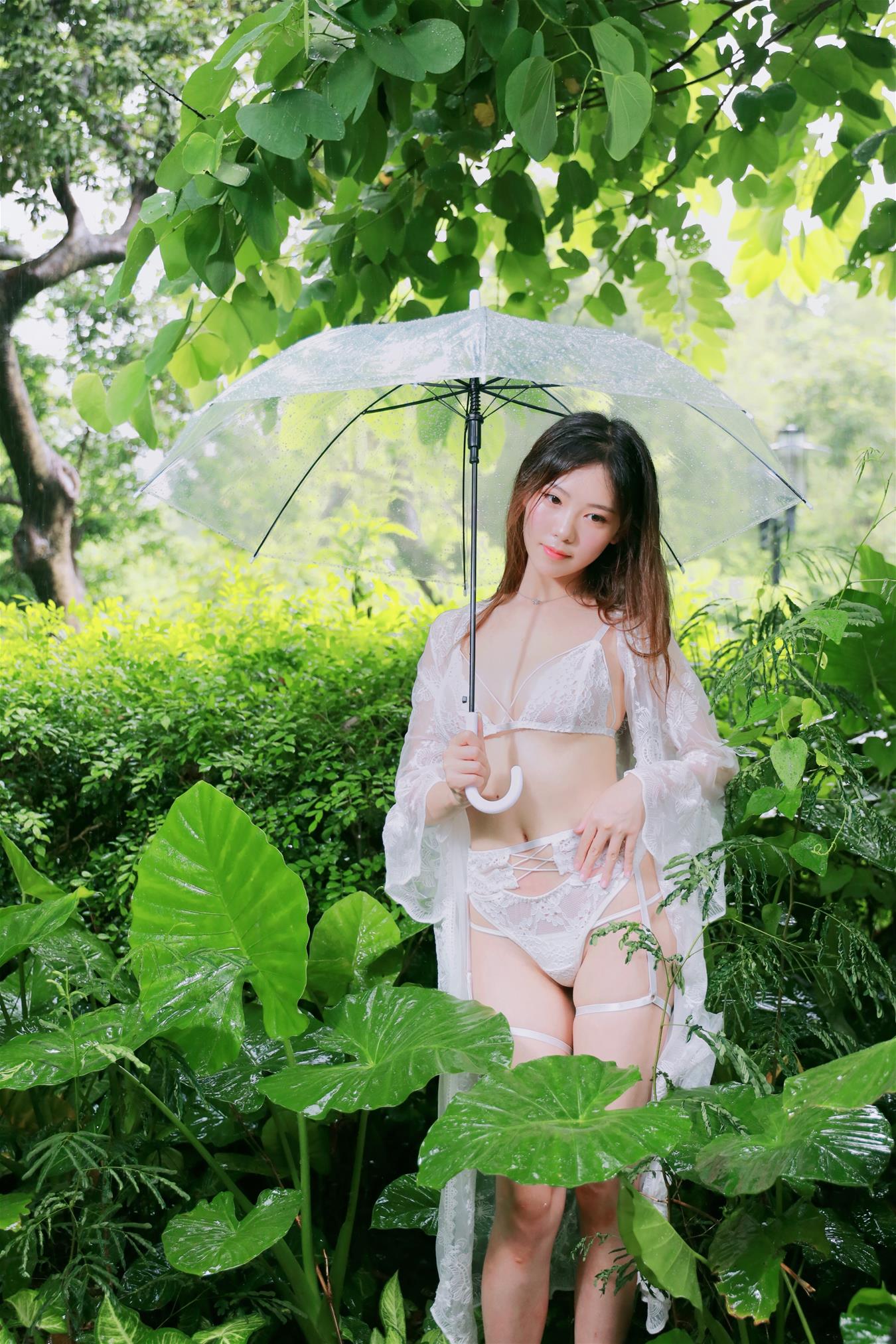 抖娘-利世 小树林 [30P-250MB]