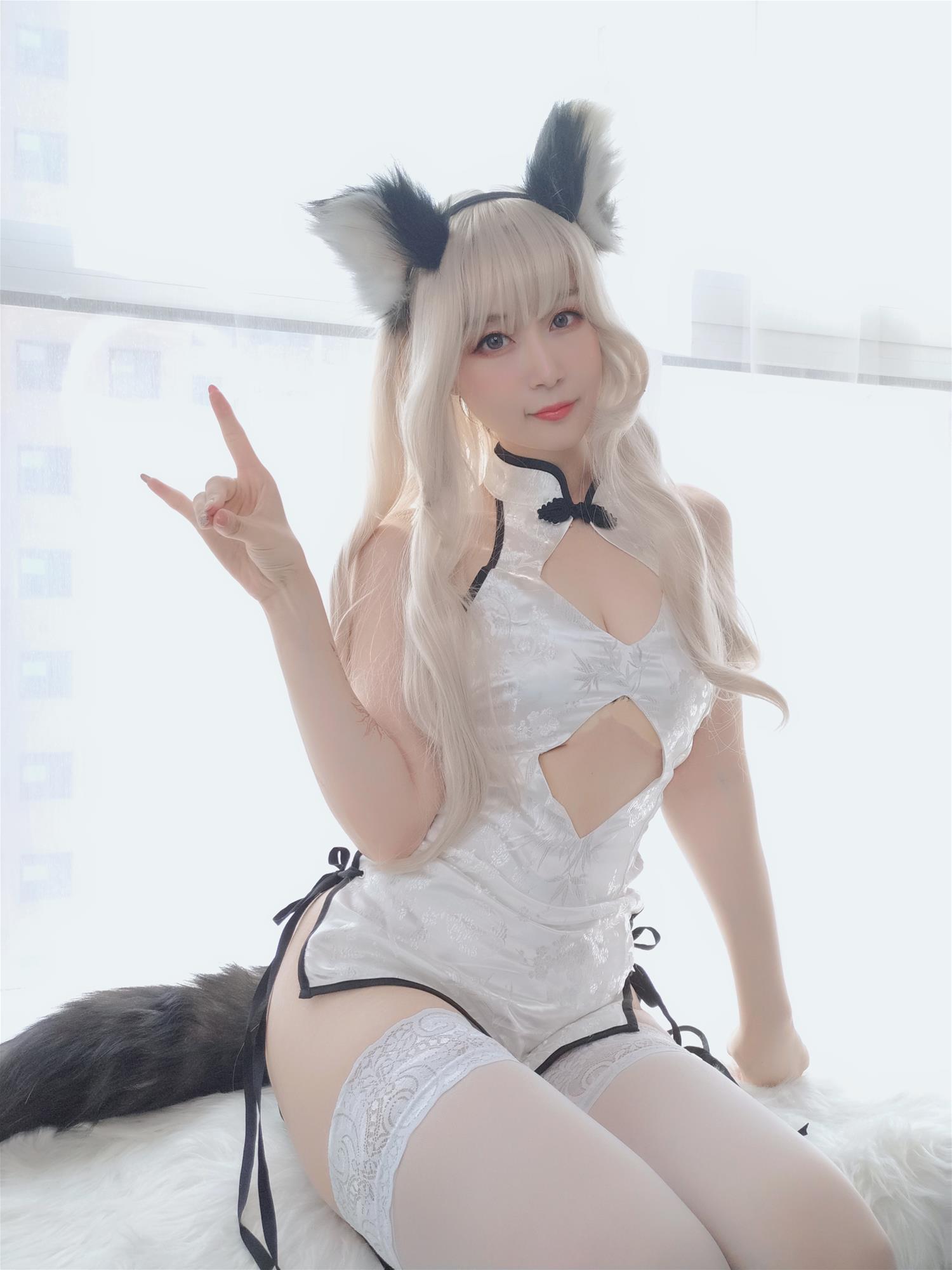 Coser小姐姐 白银81 小白狼 [49P3V-180MB]