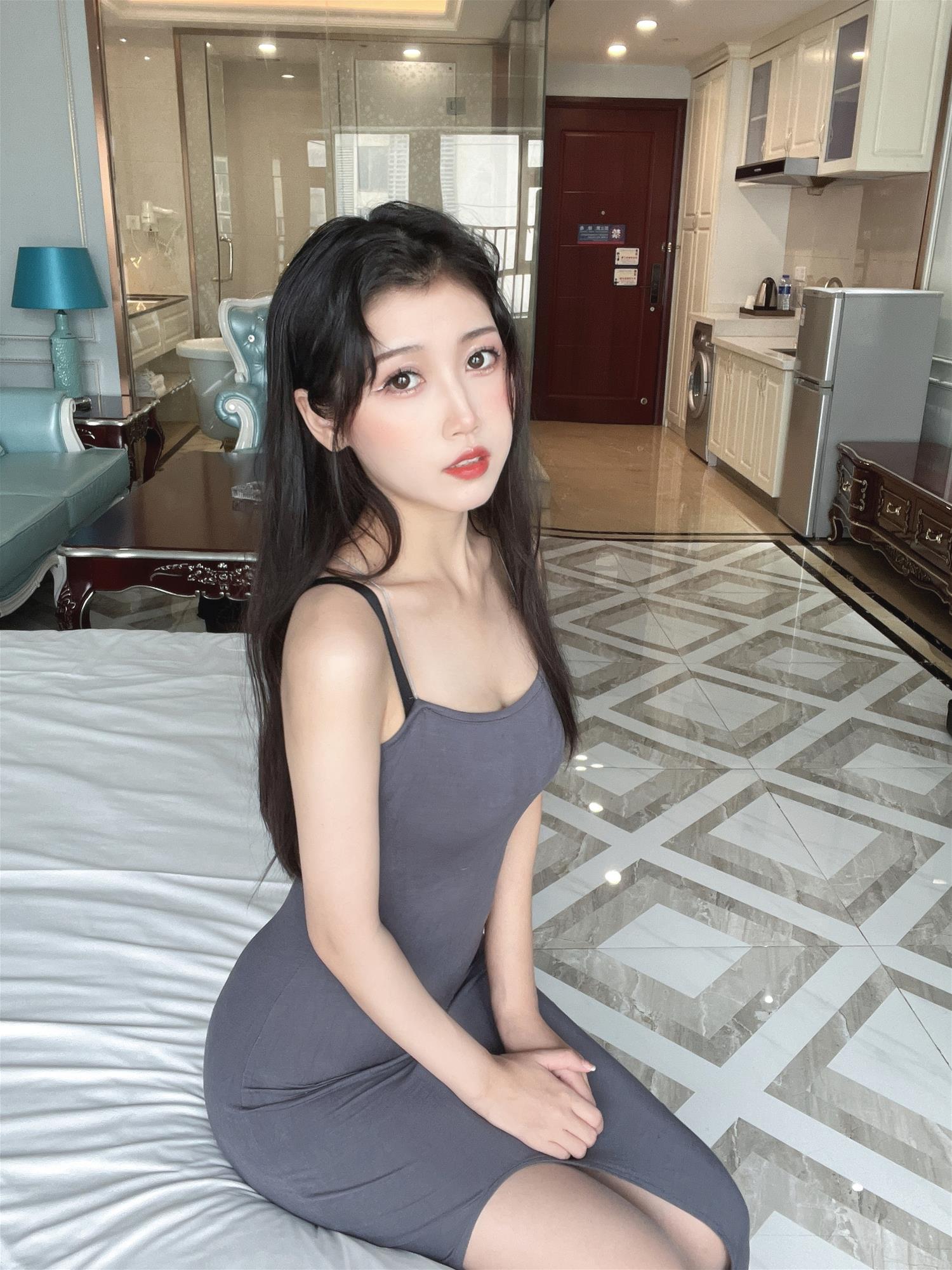 不呆猫 灰丝御姐 [40P1V-356MB]