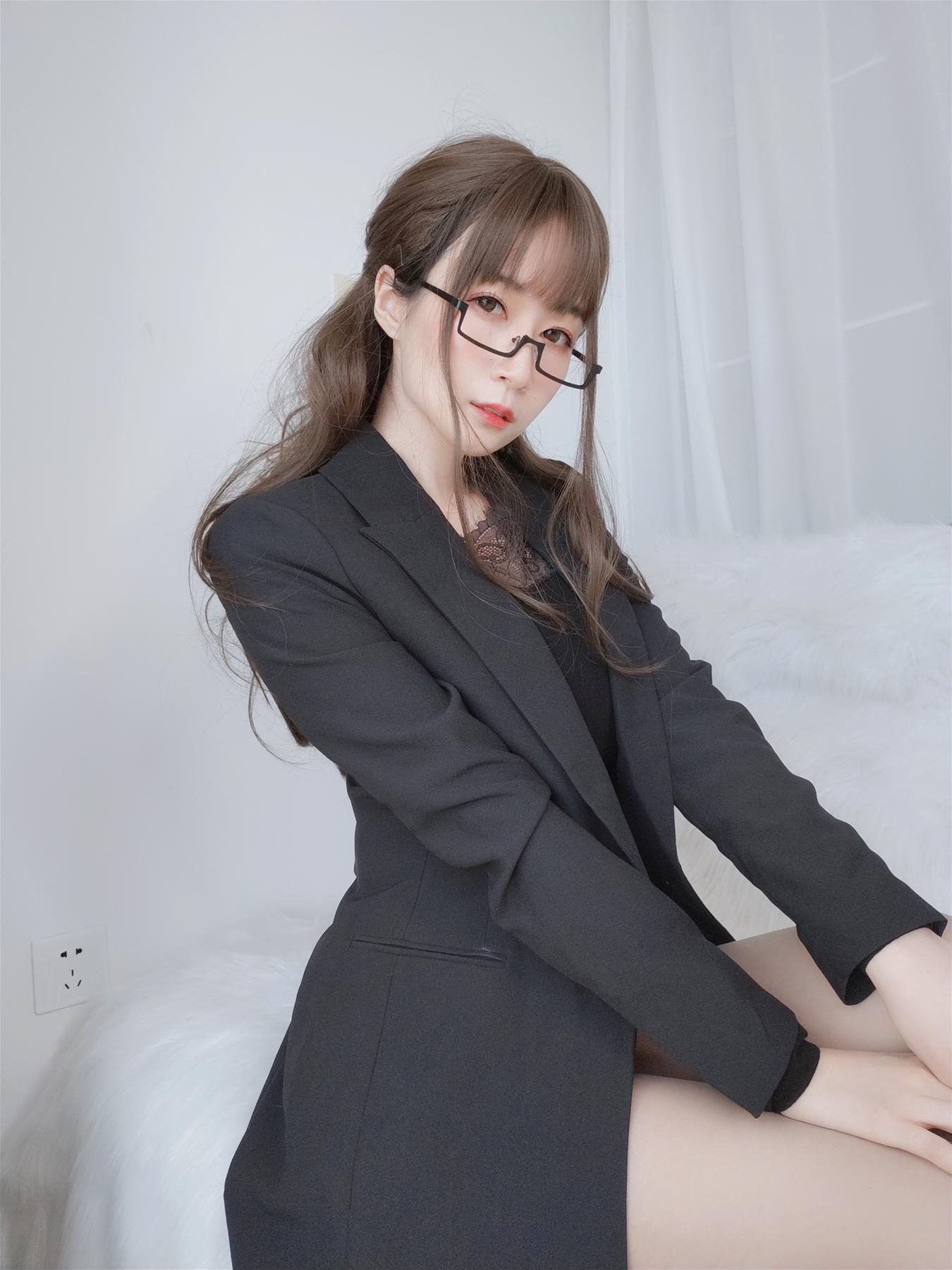 Coser小姐姐 白银81 黑西服 [136P7V-930MB]